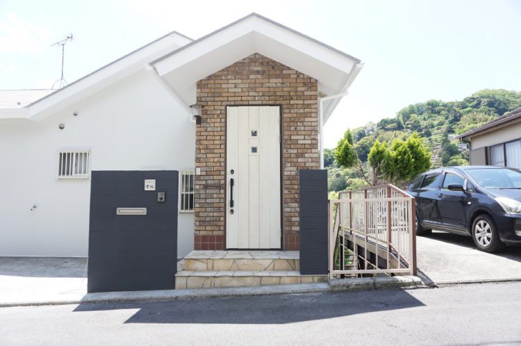 湯河原町 戸建リフォーム 玄関交換 外壁や屋根及び鉄骨階段等を塗装 水回りから内装までフルリフォームしました 湯河原 真鶴 熱海の新築 リフォームのことならエス シーリビングにおまかせください