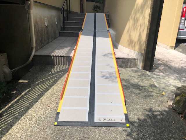 熱海市 介護リフォーム 階段を車椅子で上がれるよう移動が出来るスロープを設置しました 湯河原 真鶴 熱海の新築 リフォームのことならエス シーリビングにおまかせください